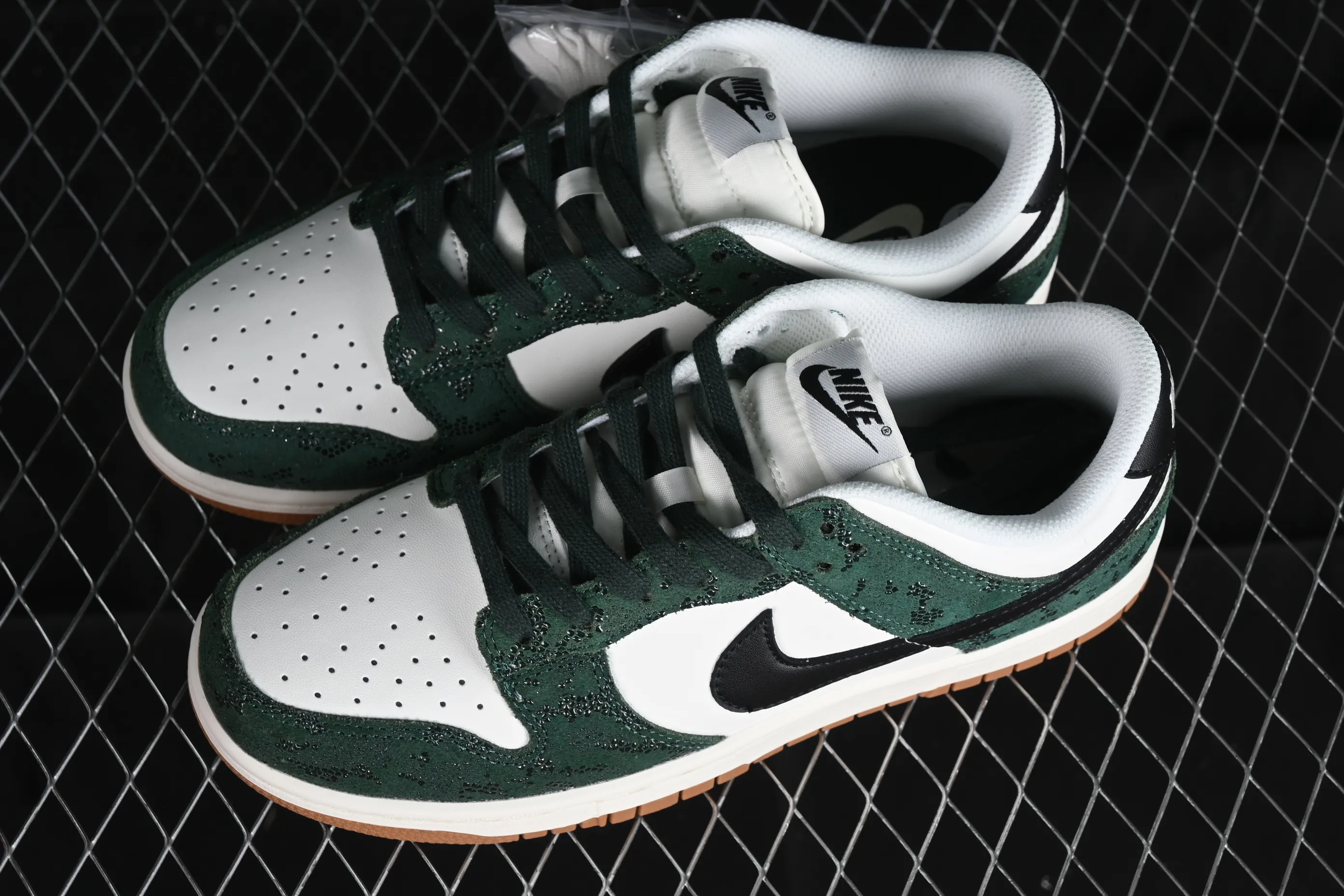 All categories Nk SB Dunk series Nk SB Dunk Low low-top sneakers Nk Dunk Low "Green Snake" white-green snake pattern SB low-top casual sports skateboard shoes FQ8893-397